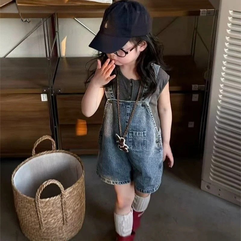 Vintage Fashion Influencer - ชุดเซ็ตเสื้อกล้ามริบบิ้นกับกางเกงยีนส์ขาสั้นทรงวินเทจสำหรับสาวๆ สไตล์อินฟลูเอนเซอร์ ขายดีประจำฤดูร้อน
